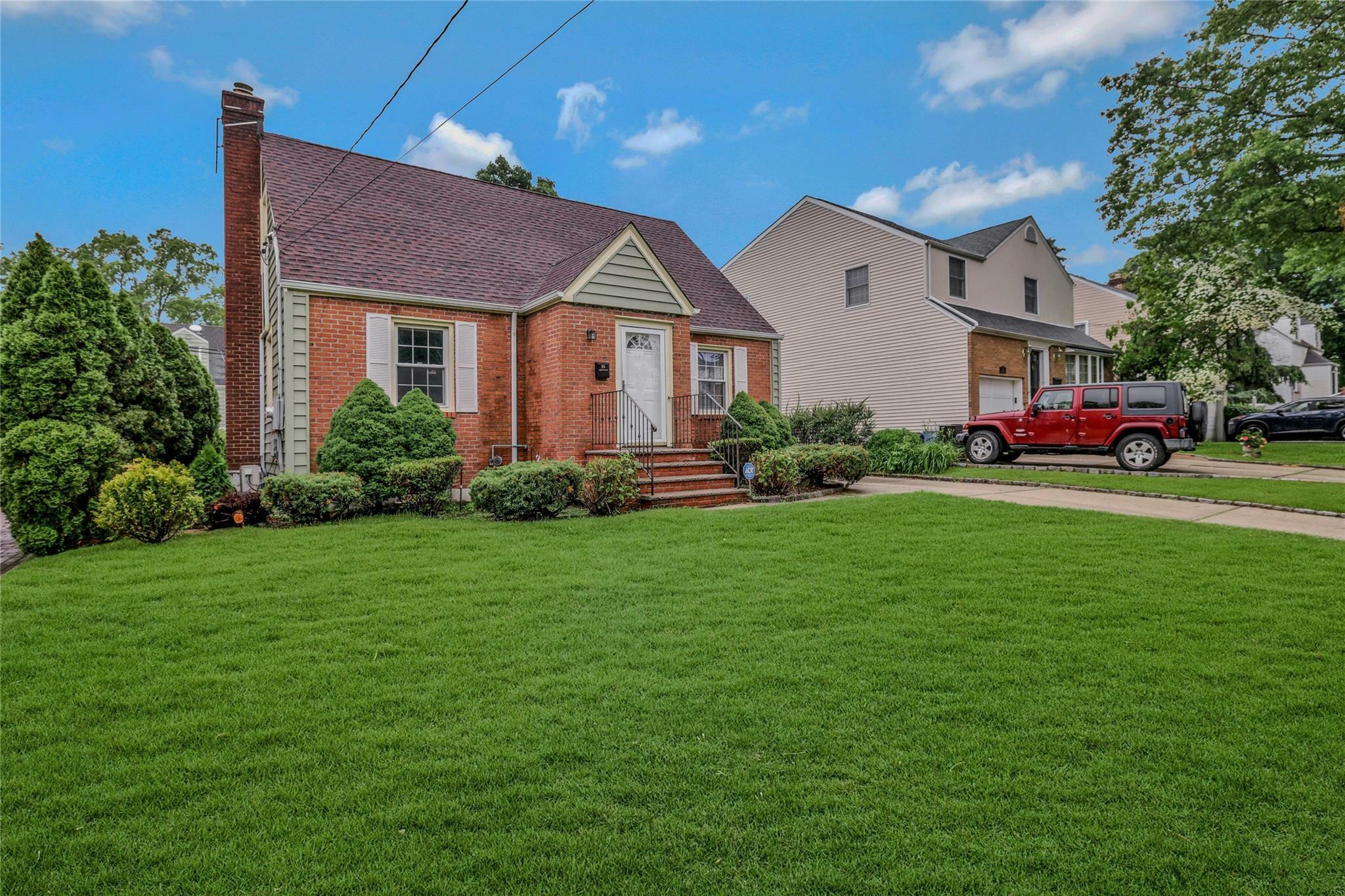 Property Photo: 35 Greenway NY 11040