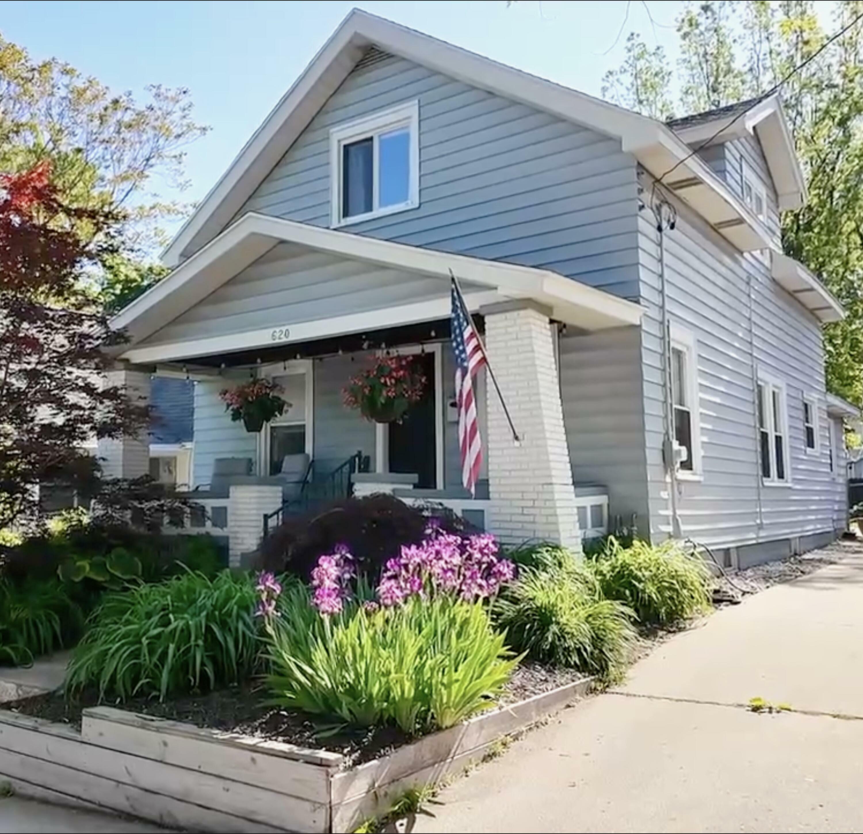 Property Photo: 620 Emerald Avenue NE MI 49503