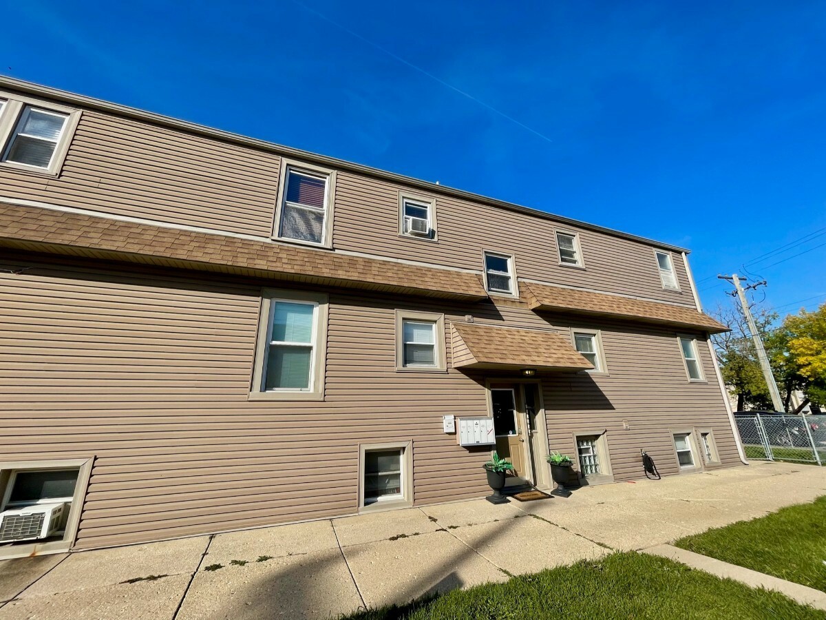 Property Photo:  4001 Prairie Avenue 1  IL 60176 