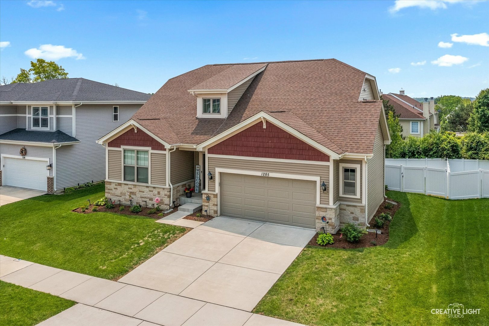 Property Photo: 1285 Highpoint Court IL 60103
