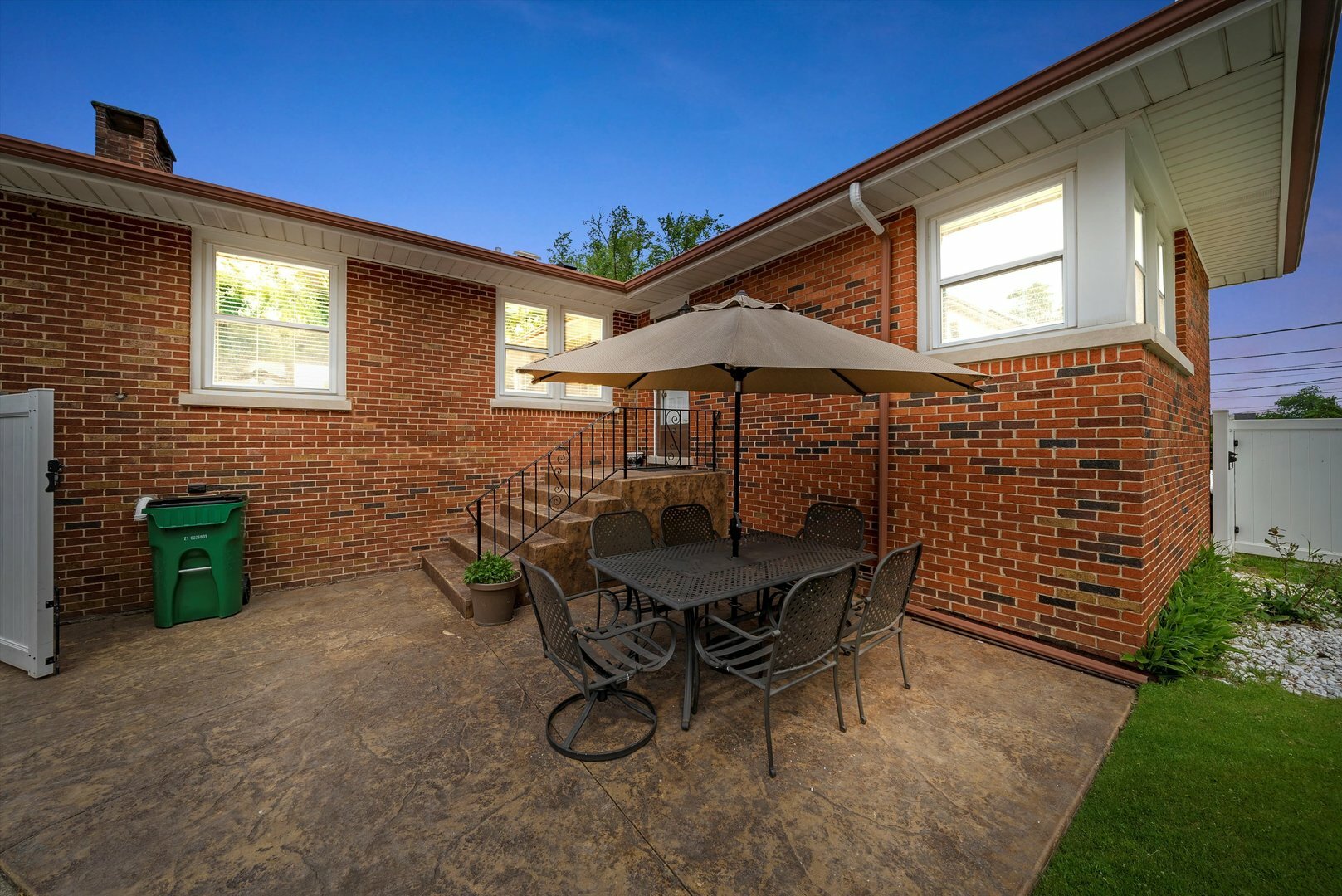 Property Photo: 2347 Belleview Avenue IL 60154