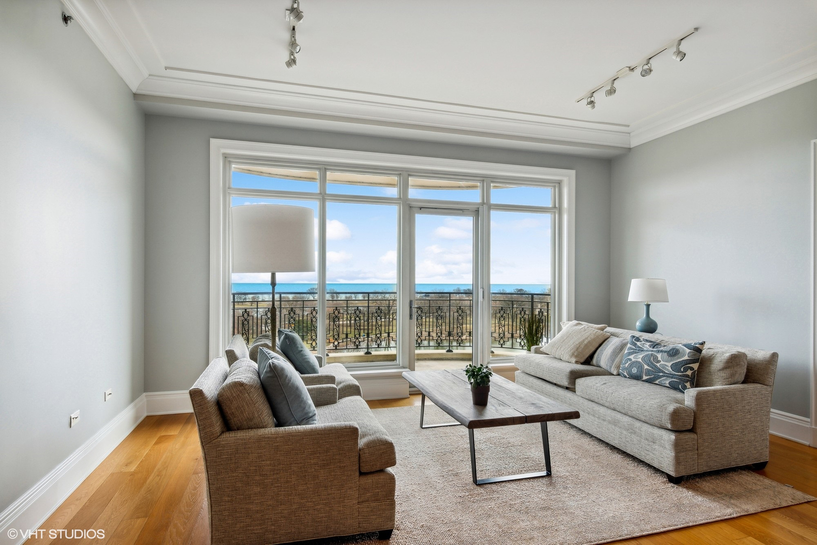 Property Photo: 2550 N Lakeview Avenue N903 IL 60614