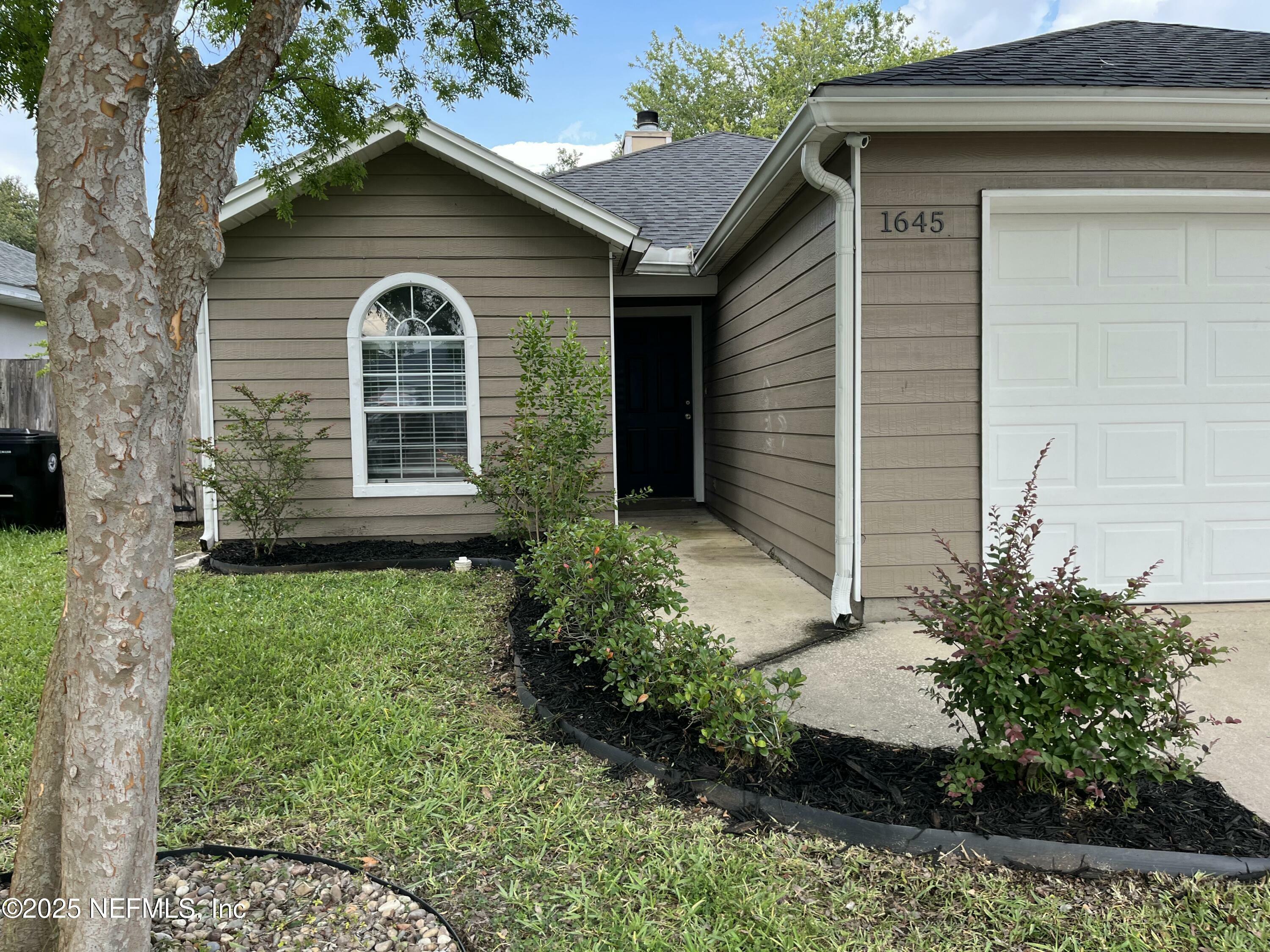 Property Photo: 1645 Teaberry Drive FL 32068