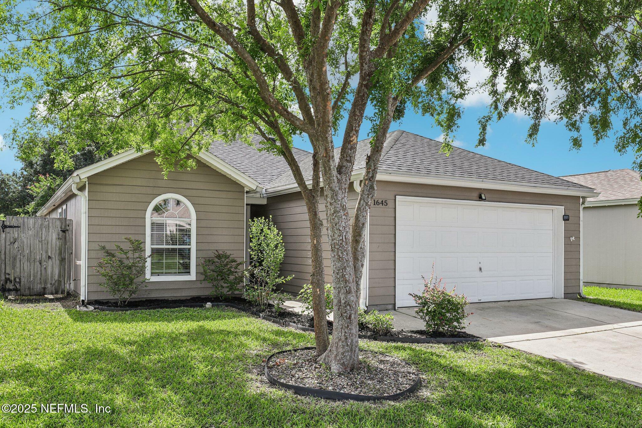 Property Photo: 1645 Teaberry Drive FL 32068