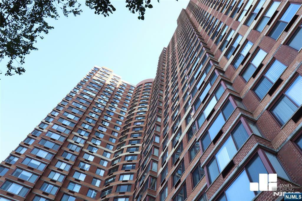 Property Photo:  100 Old Palisade Road 1704  NJ 07024 
