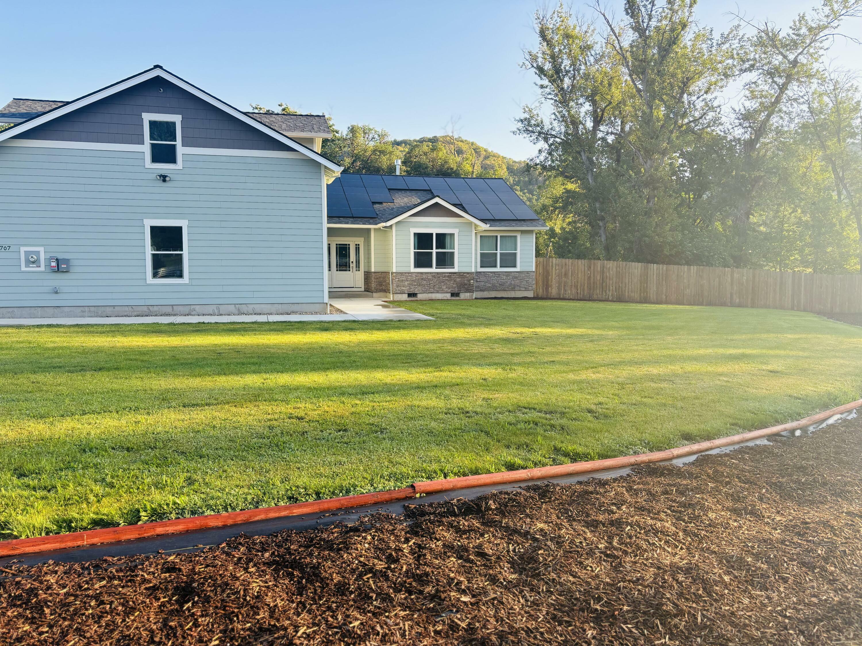 Property Photo: 707 Wards Creek Road OR 97537