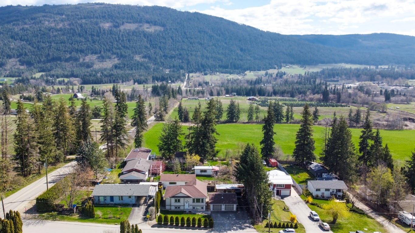 Property Photo: 1920 36th Street NE BC V1E 2Z2