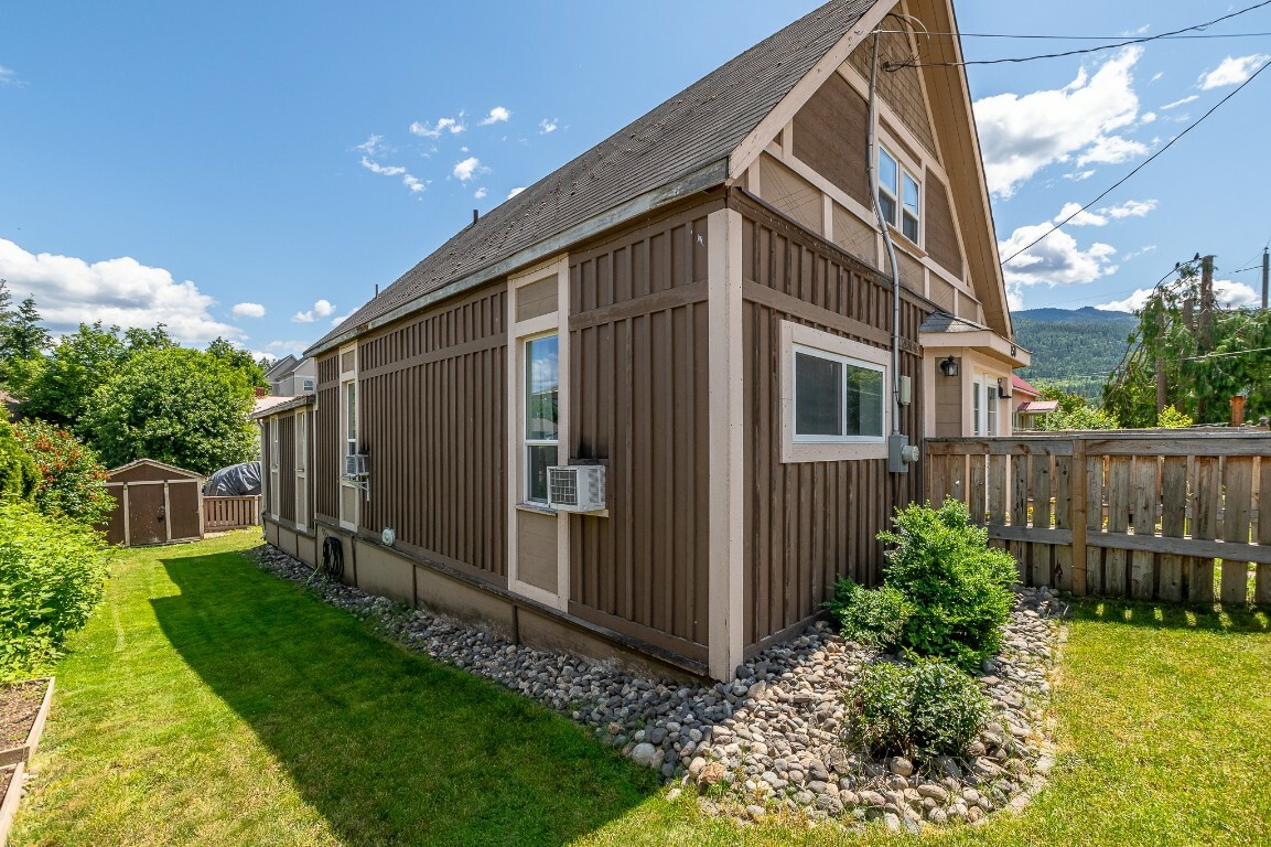 Property Photo:  150 1 Street SE  BC V1E 4H5 