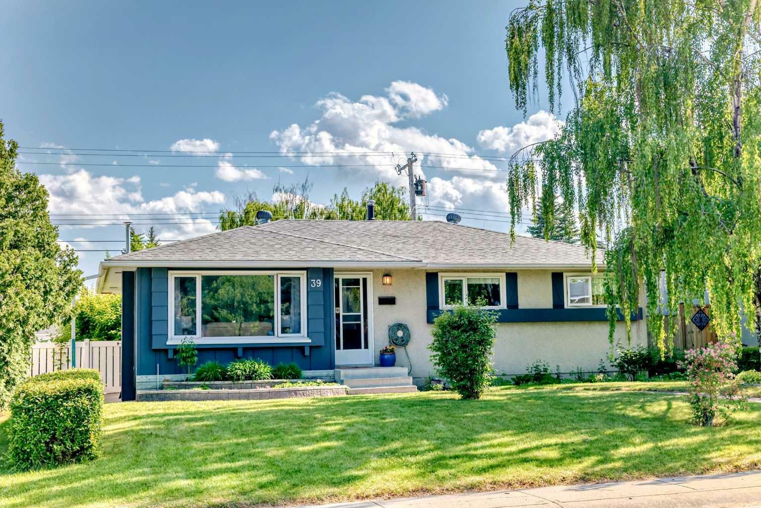 Property Photo: 39 Atlanta Crescent SE AB T2J 0Y2