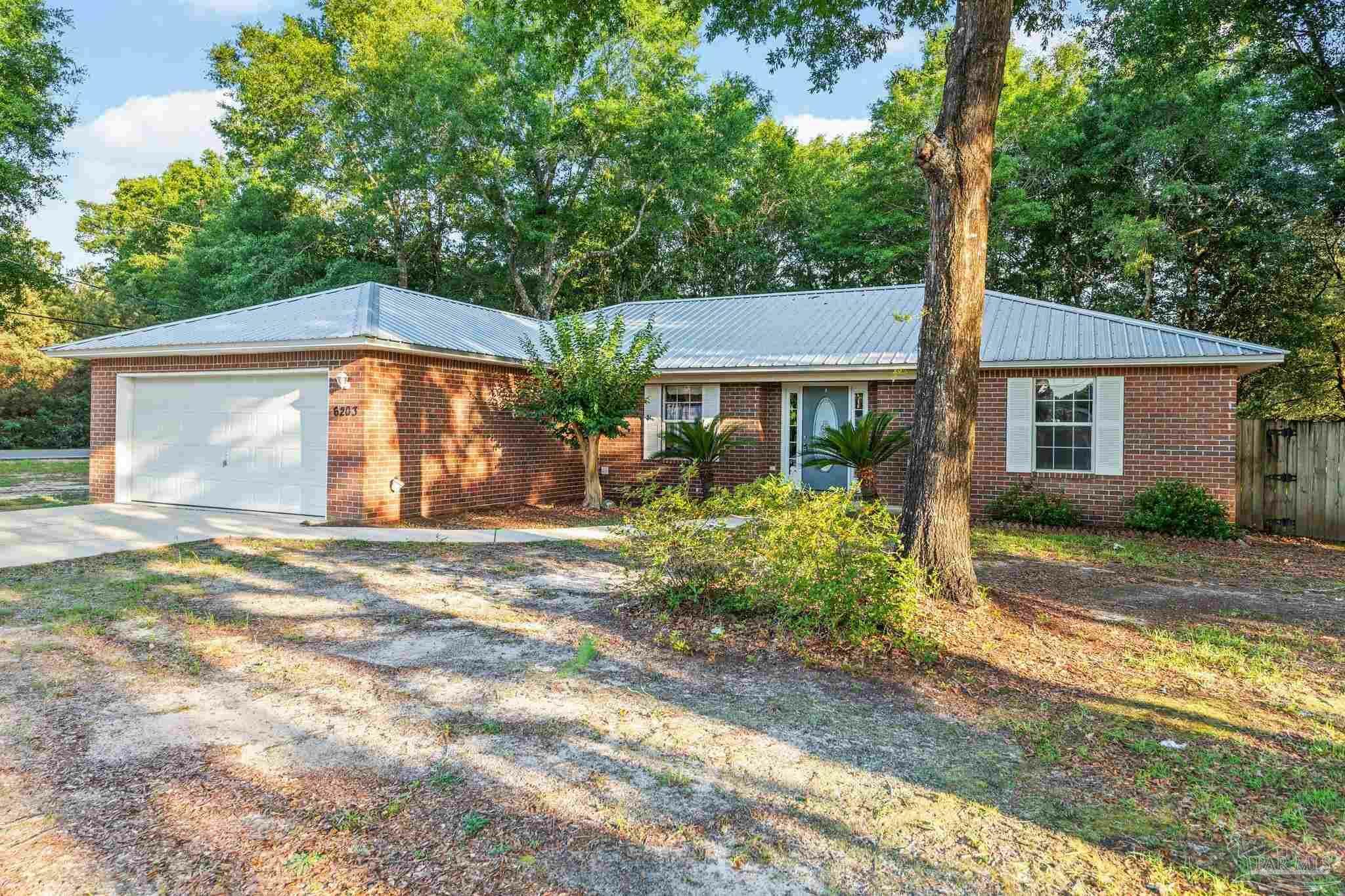 Property Photo: 6203 Hunters Ridge Dr FL 32570