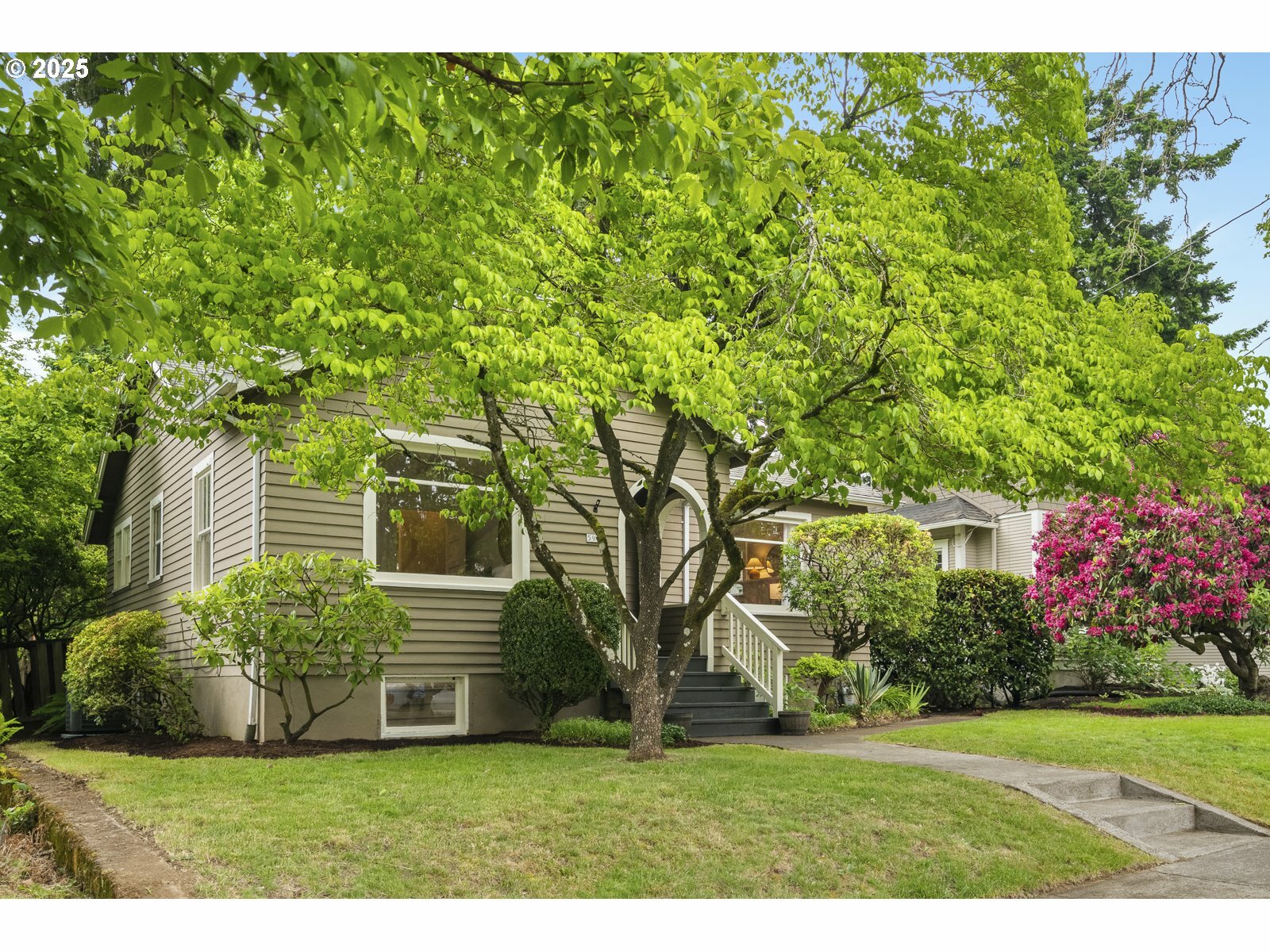 Property Photo: 5906 NE 31st Ave OR 97211