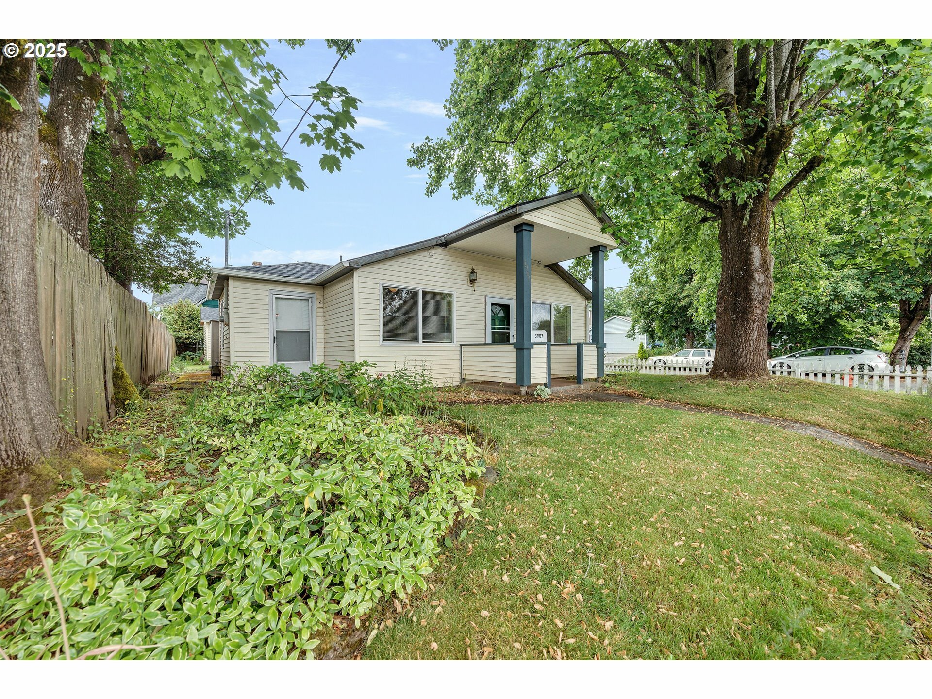 Property Photo: 3907 SE 62nd Ave OR 97206