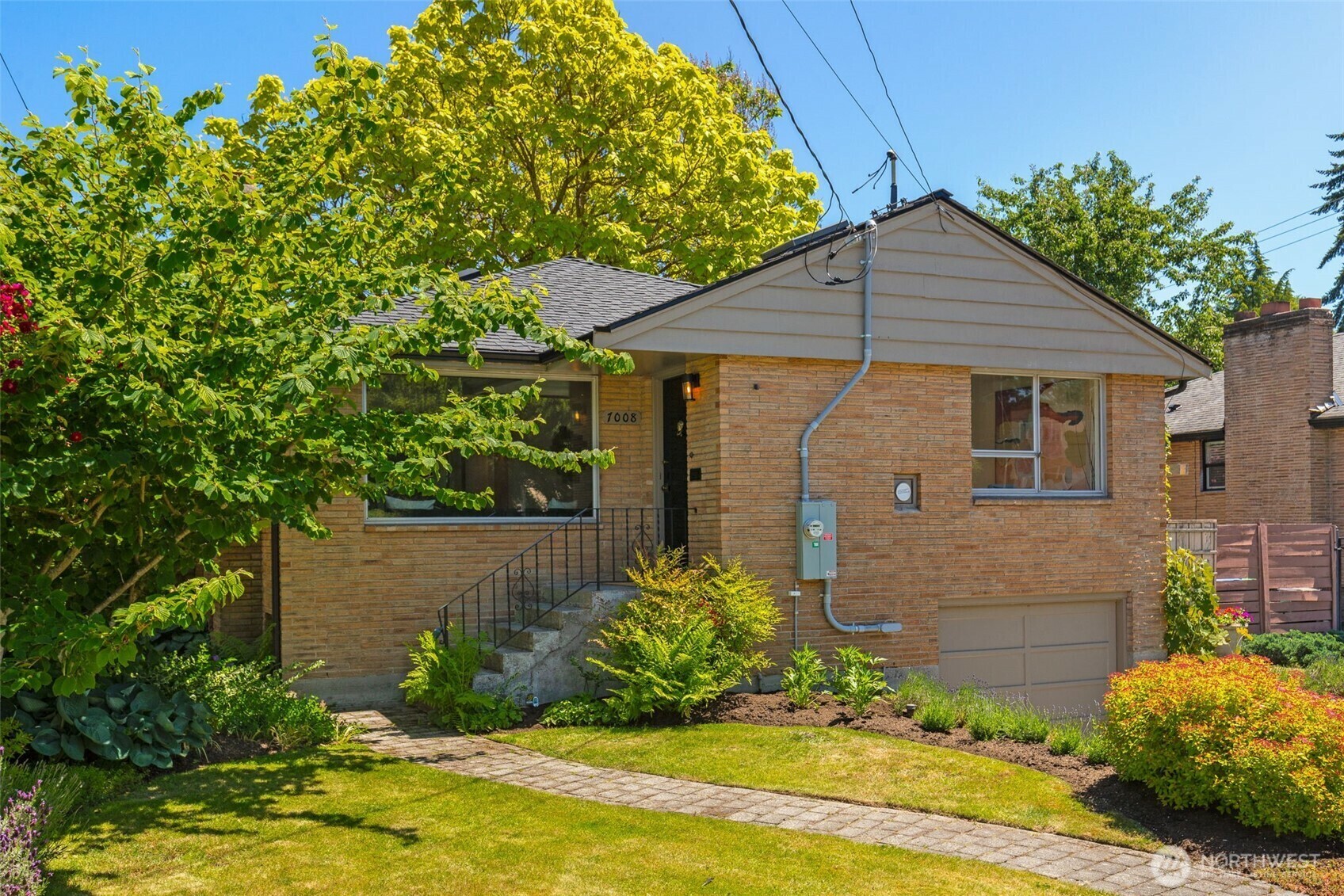 Property Photo: 7008 25th Avenue NE WA 98115