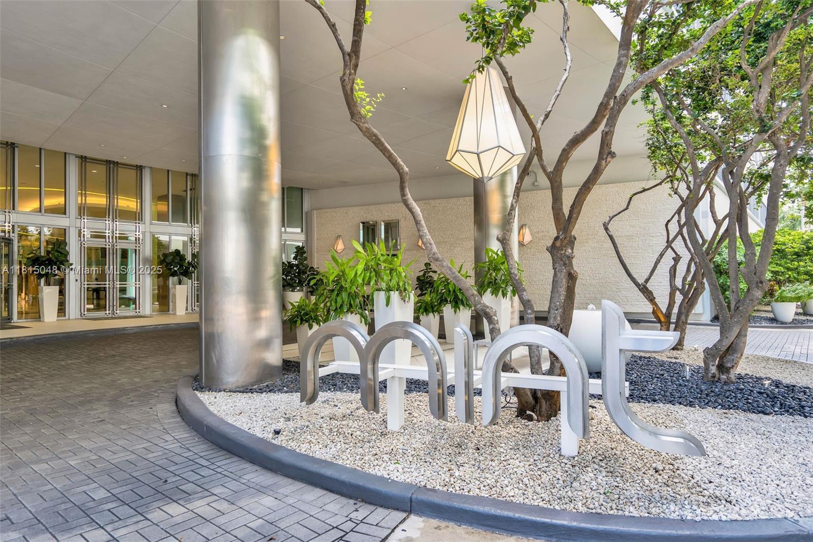 Property Photo: 92 SW 3rd St 5204 FL 33130
