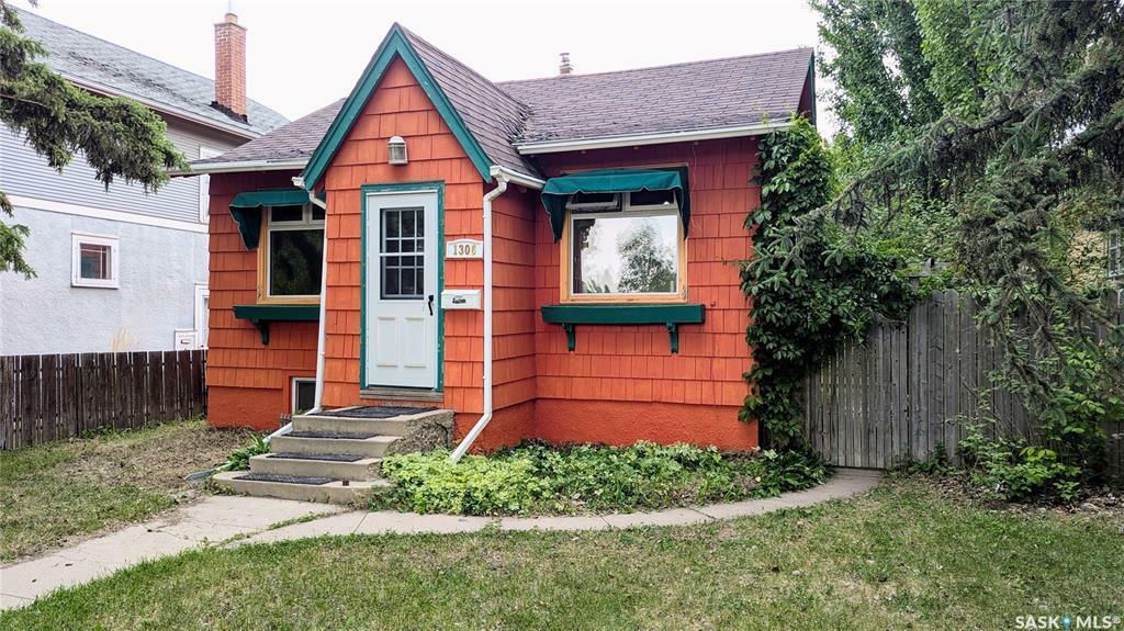 Property Photo:  1306 E Avenue N  SK S7L 1T5 