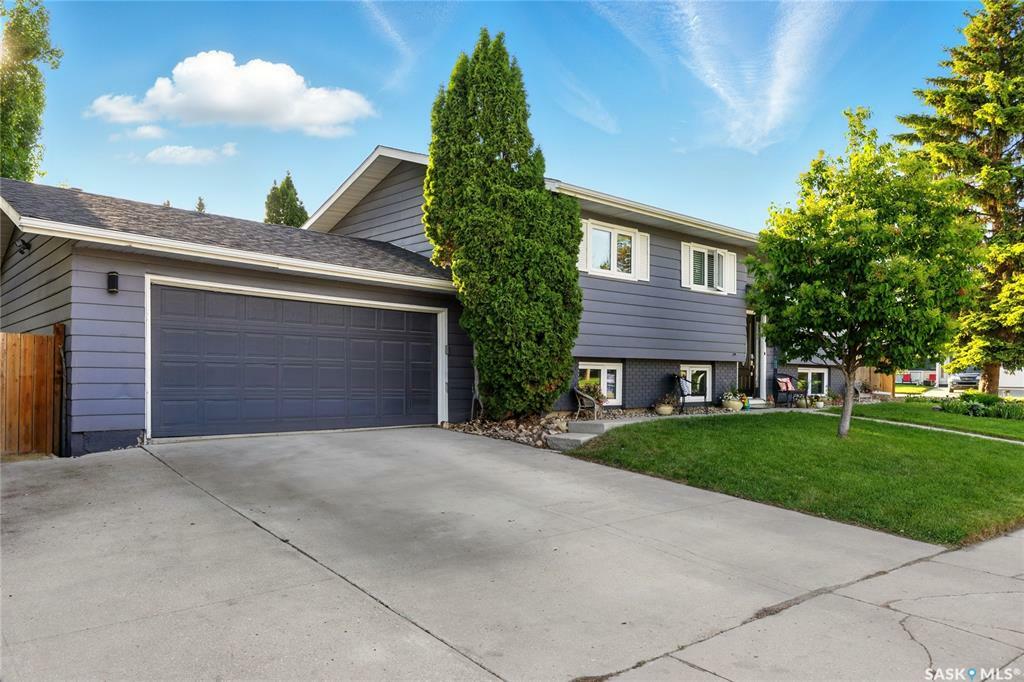 Property Photo: 207 Dore Crescent SK S7K 4X8