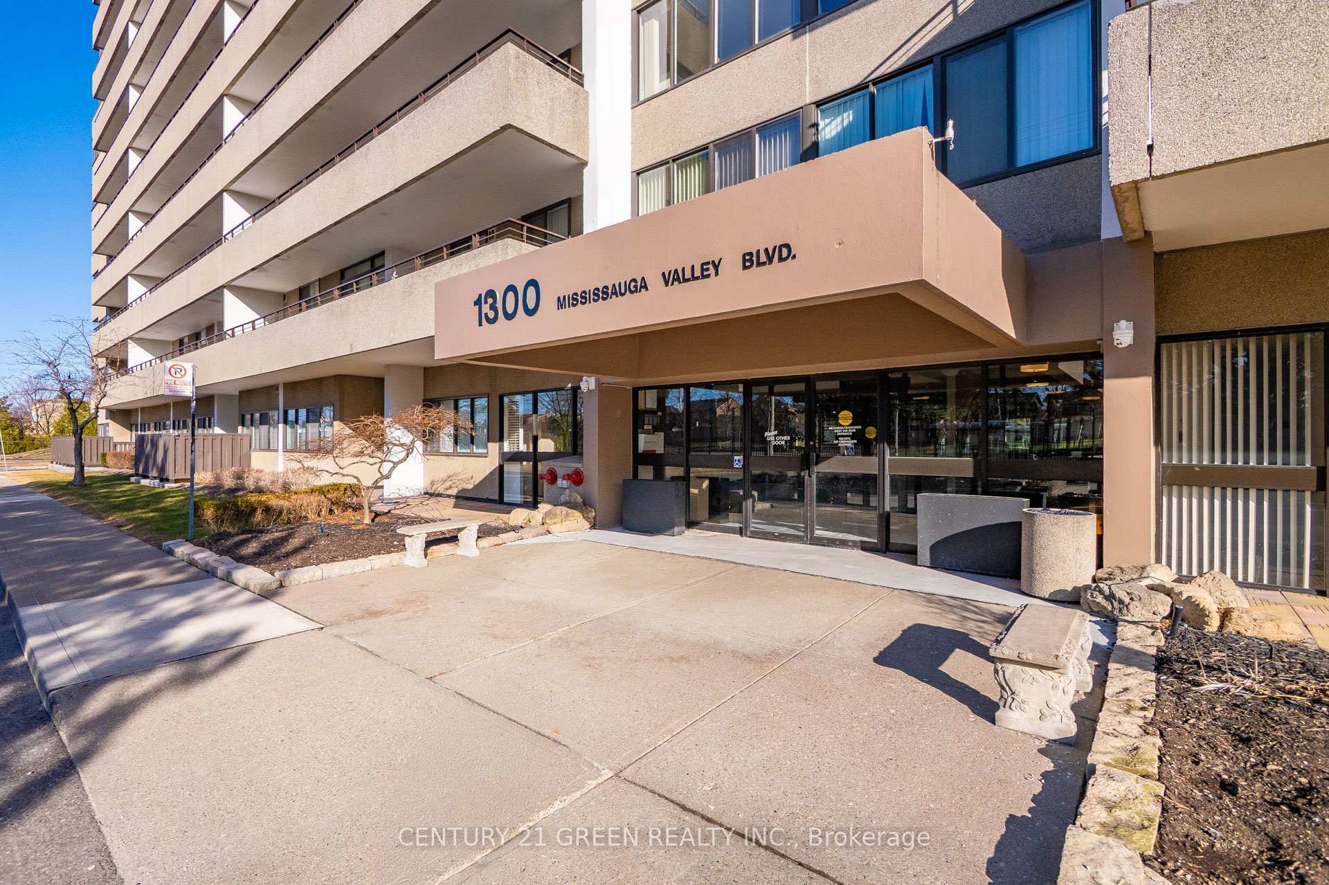 Property Photo: 1300 Mississauga Valley Boulevard 1011 ON L5A 3S8