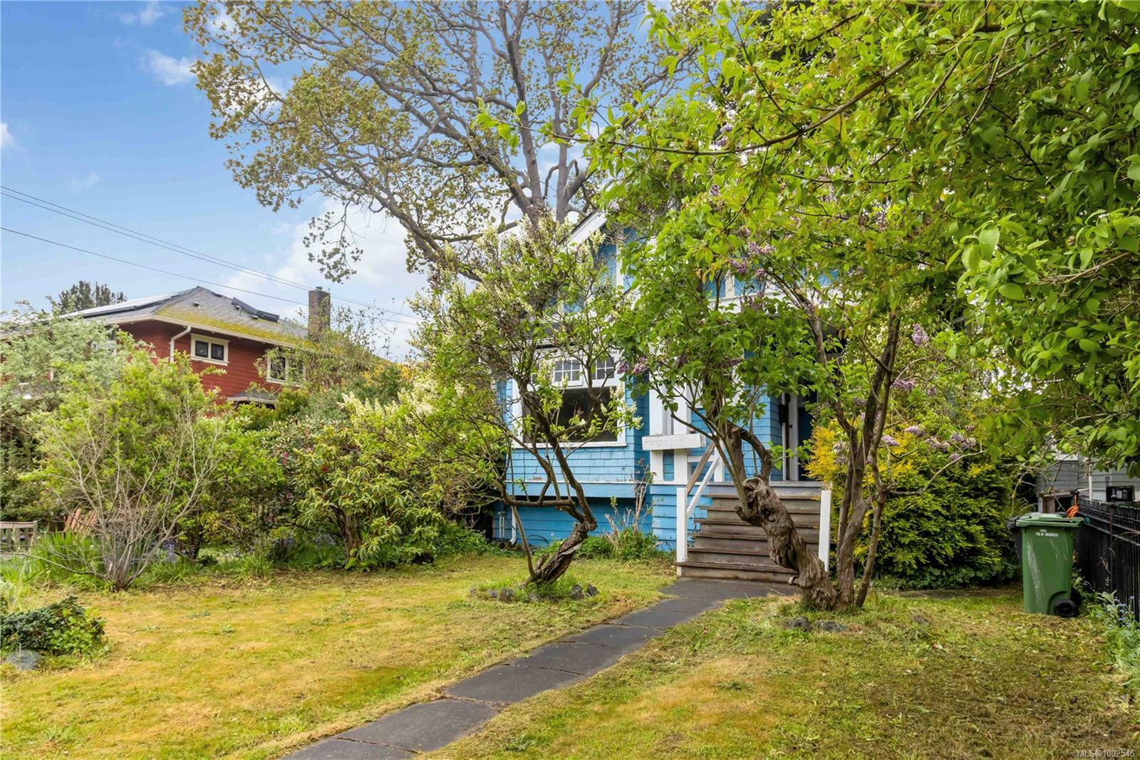 Property Photo: 1020 Chamberlain St BC V8S 4B9