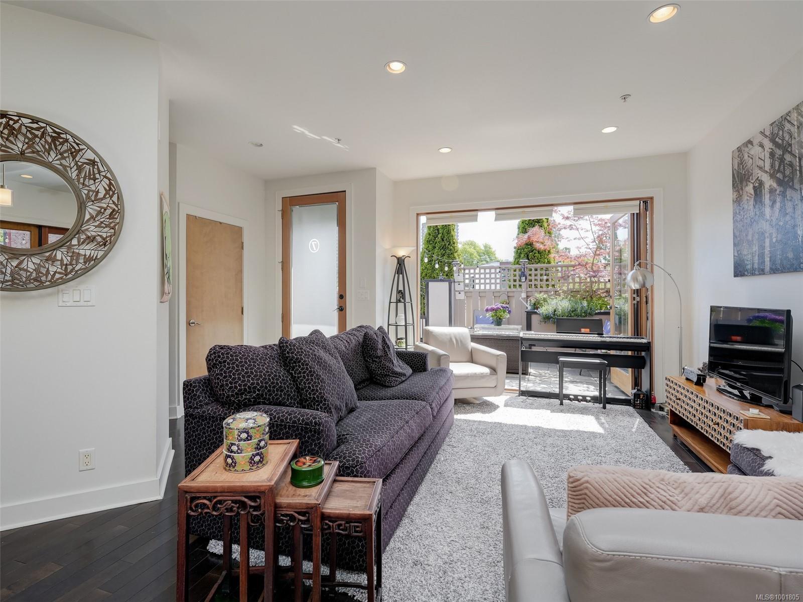 Property Photo:  440 Parry St 7  BC V8V 1S1 