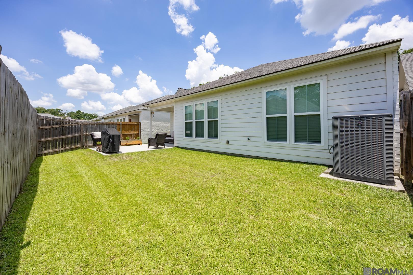 Property Photo: 9016 Stonecroft Ave LA 70810