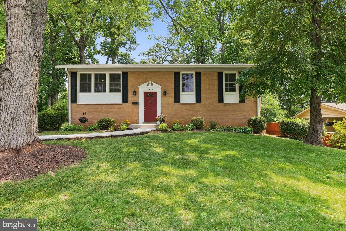 Property Photo: 6313 Charnwood Street VA 22152