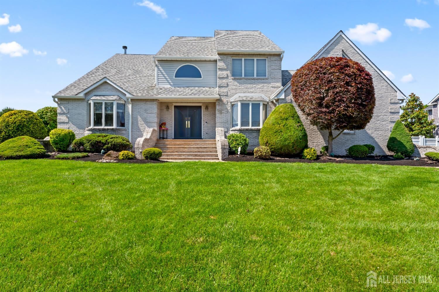 Property Photo:  6 Allison Court  NJ 08820 
