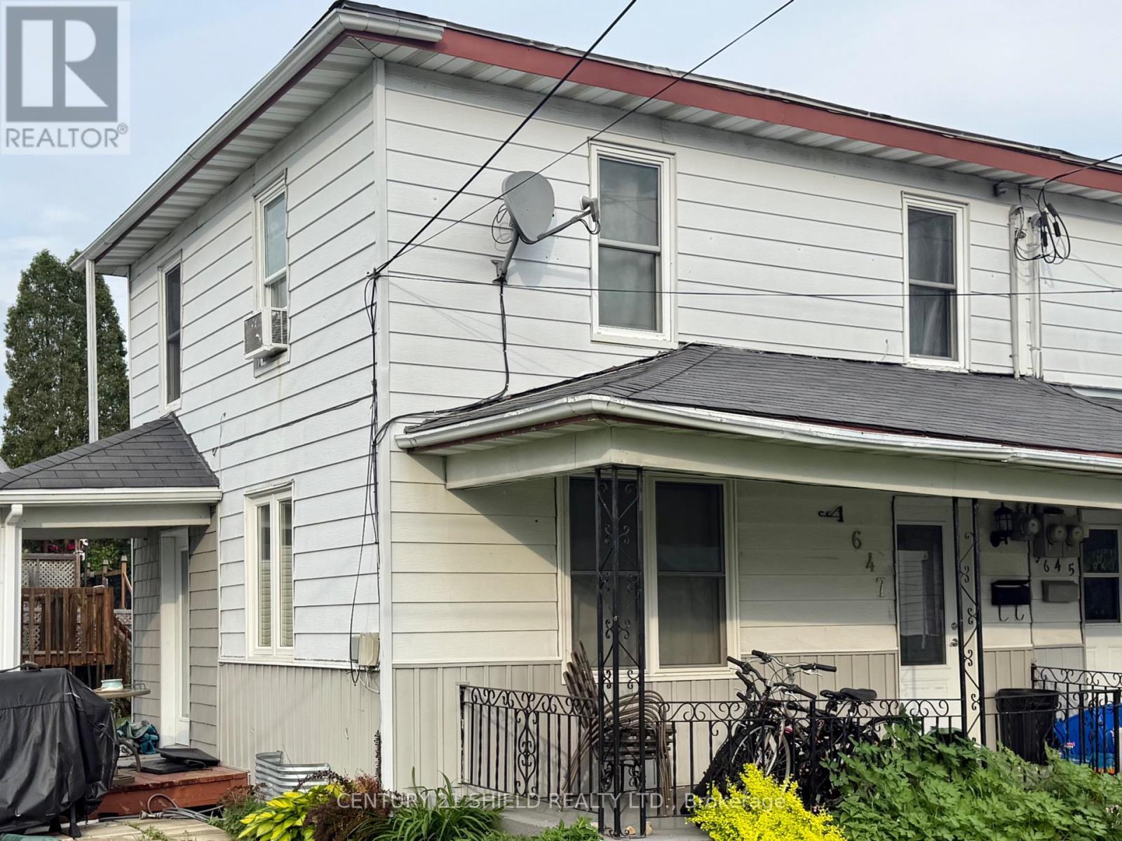 Property Photo:  647 Gloucester Street North  ON K6H 3X7 