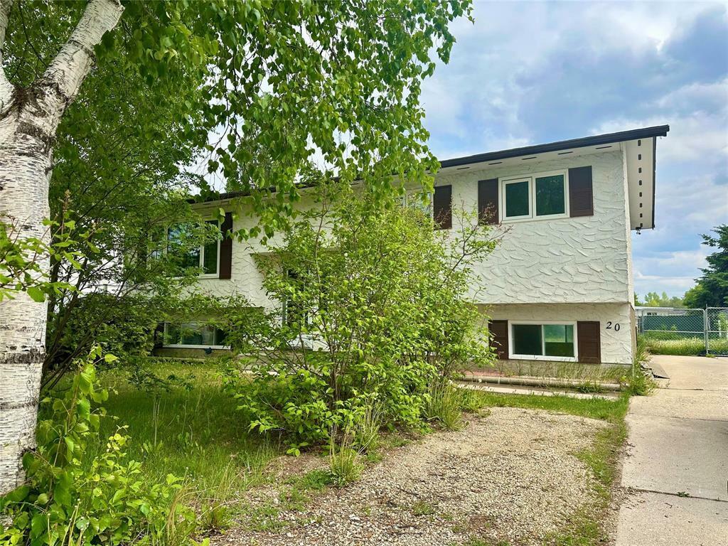 Property Photo: 20 Waller Crescent MB R9A 1T1