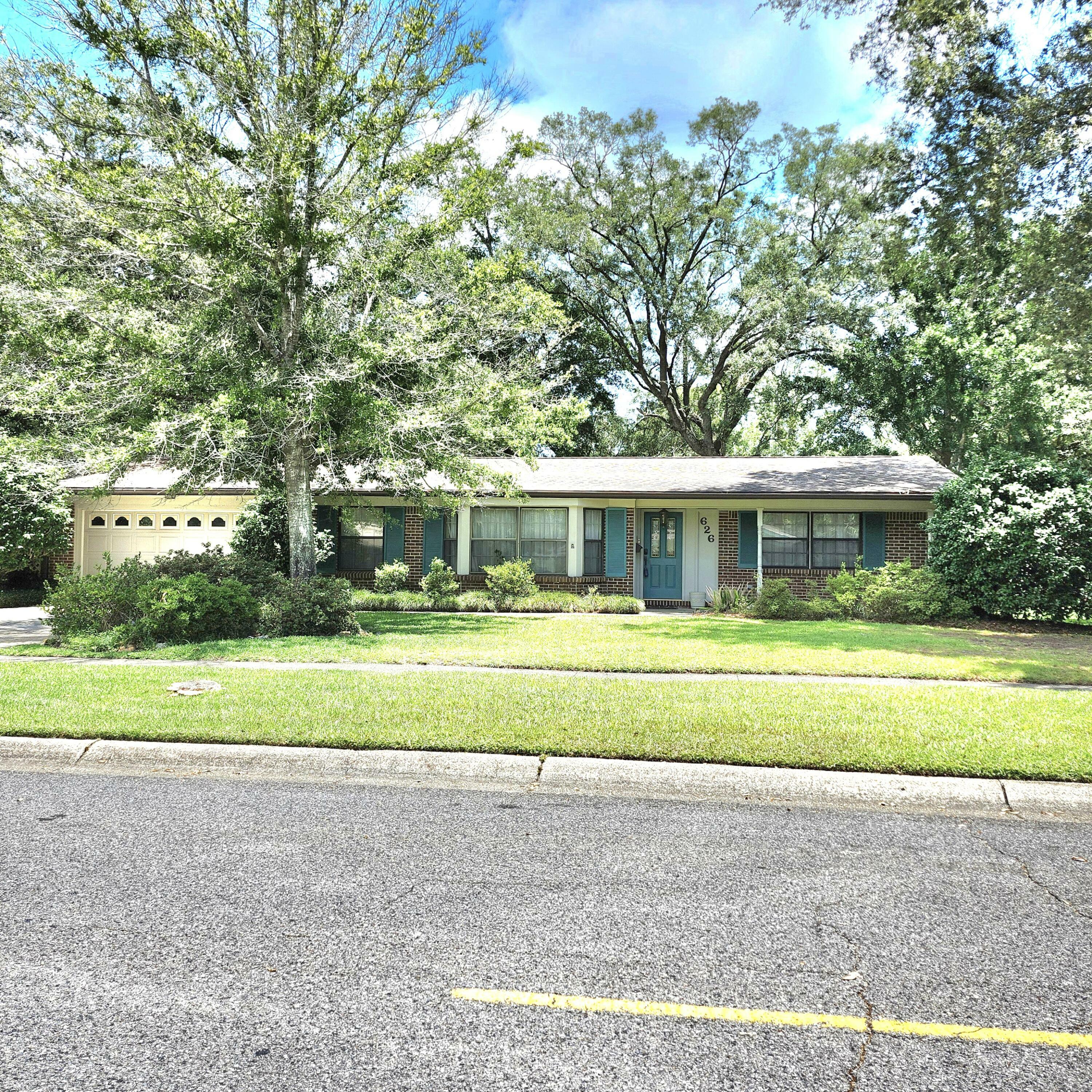 Property Photo: 626 NE Camborne Avenue FL 32547