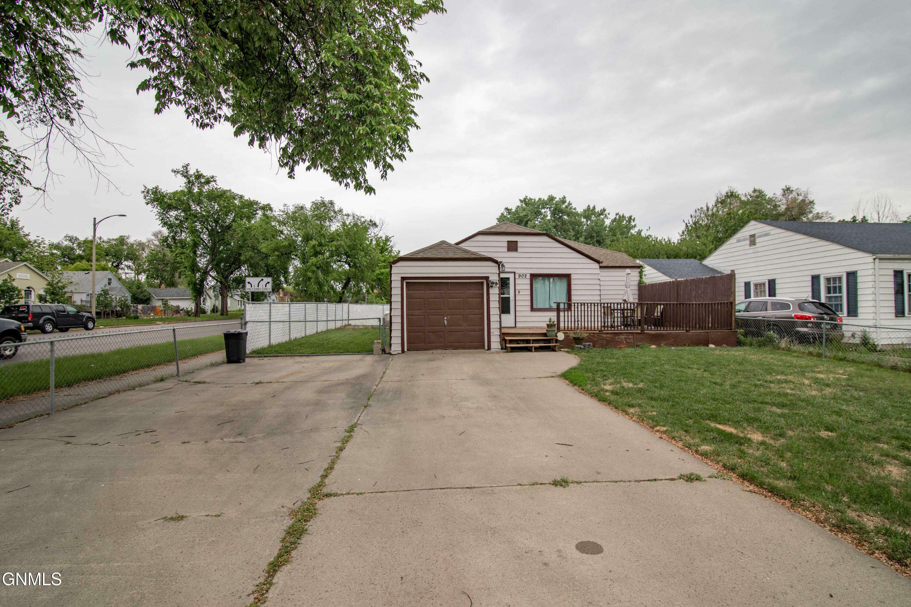 902 E Avenue F  Bismarck ND 58501 photo