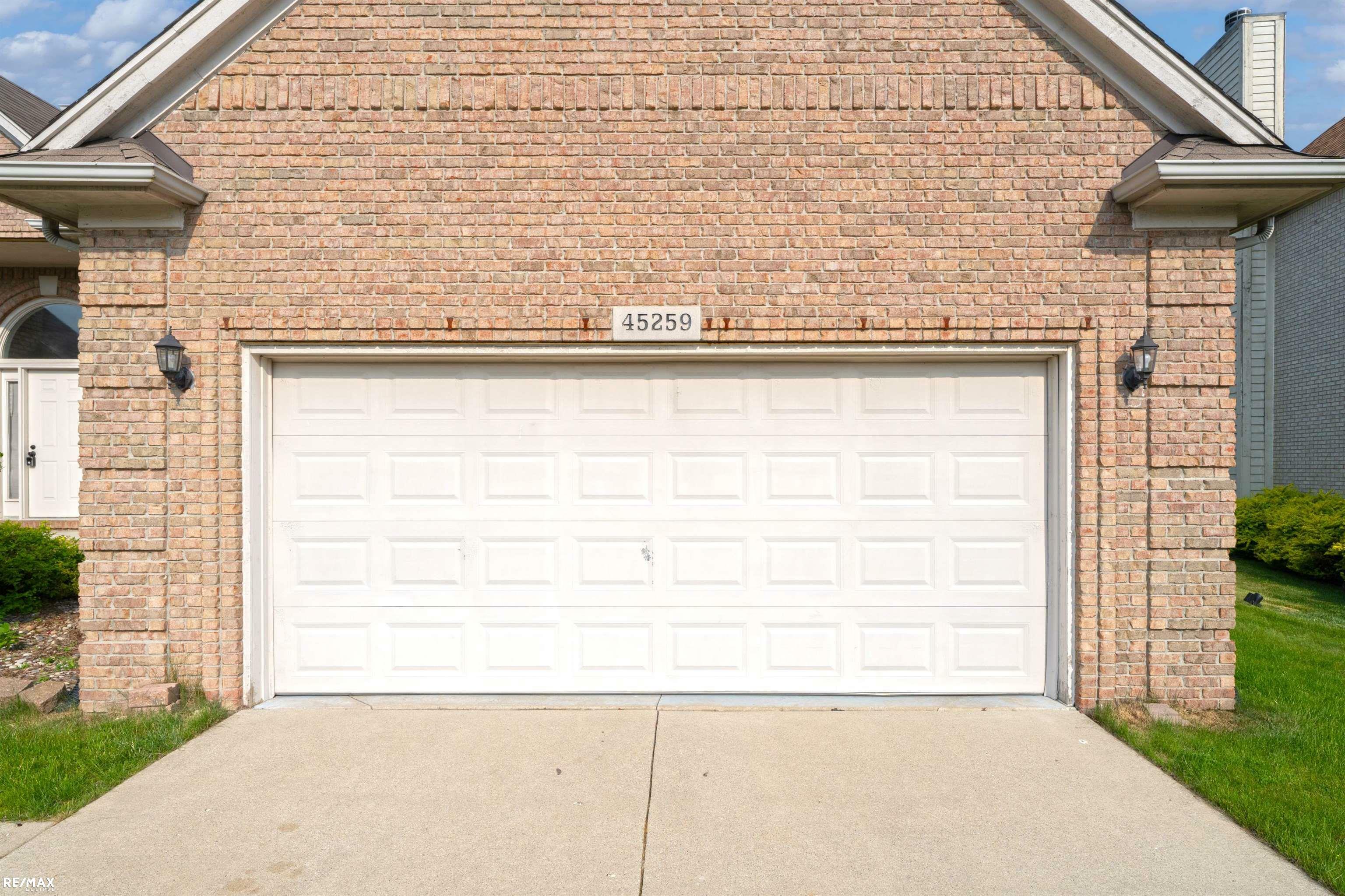 Property Photo: 45259 Yorkshire Drive MI 48044