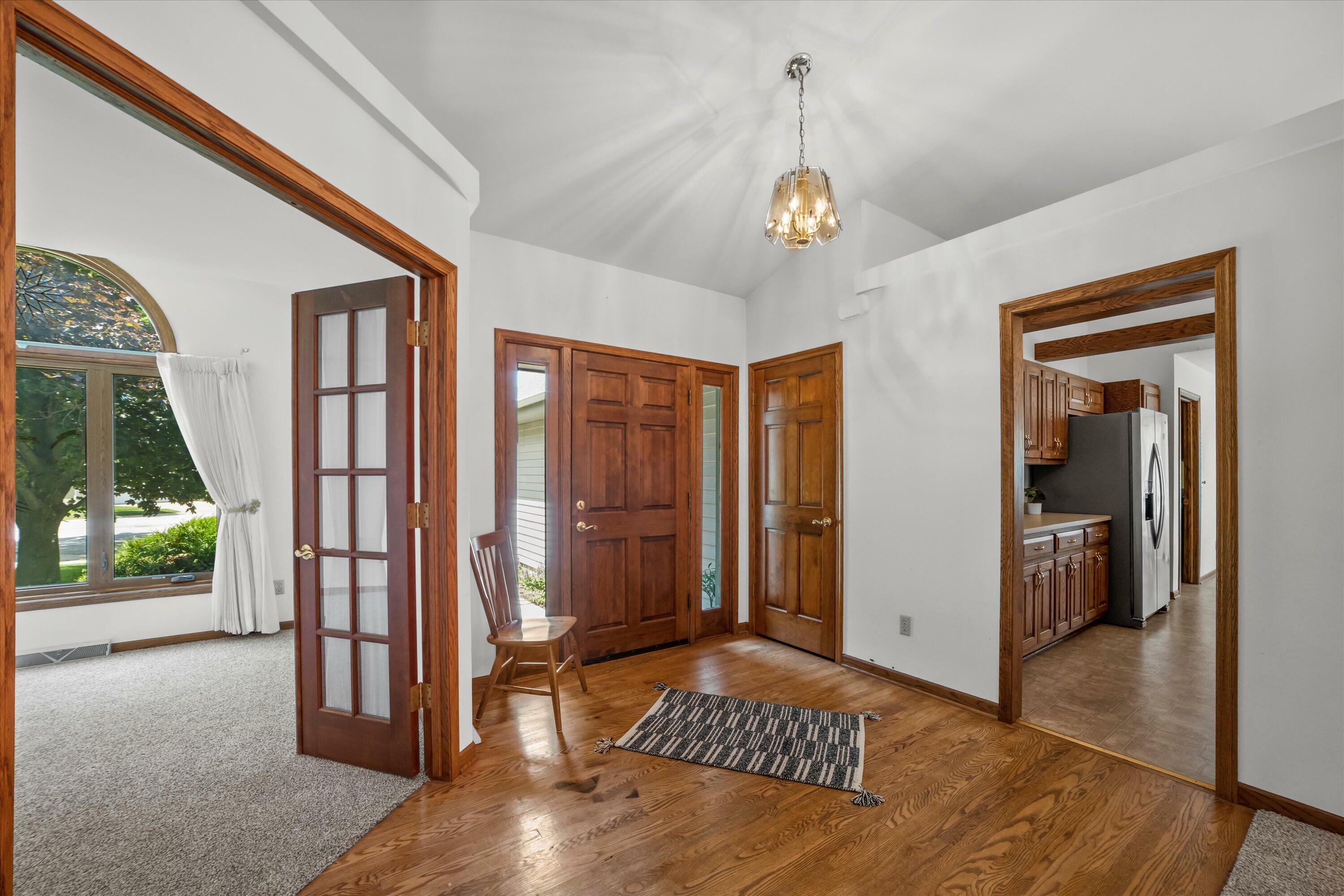 Property Photo: 425 Glen View Ct WI 53086