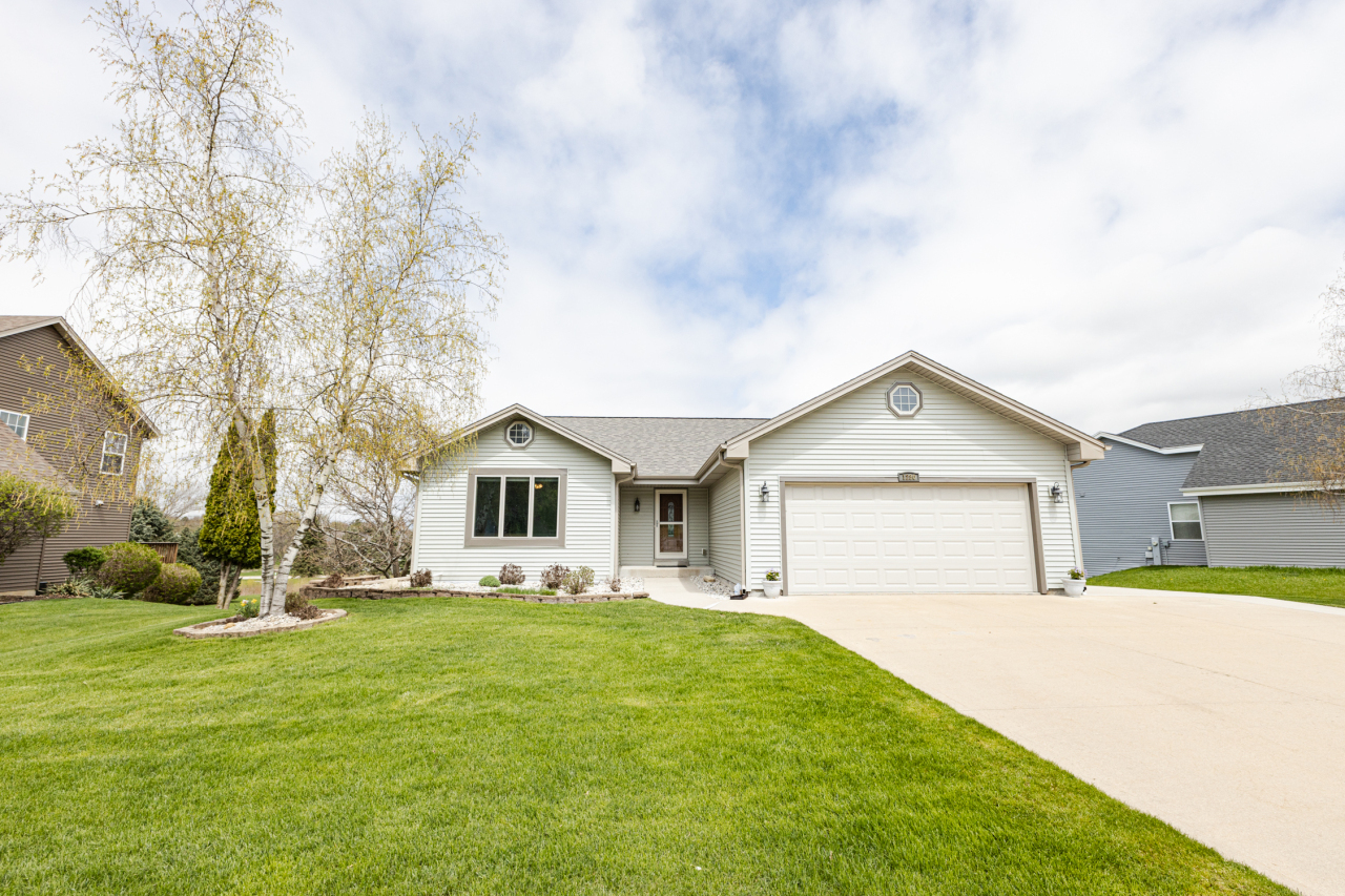 Property Photo: 1280 Orchard Cir WI 53066