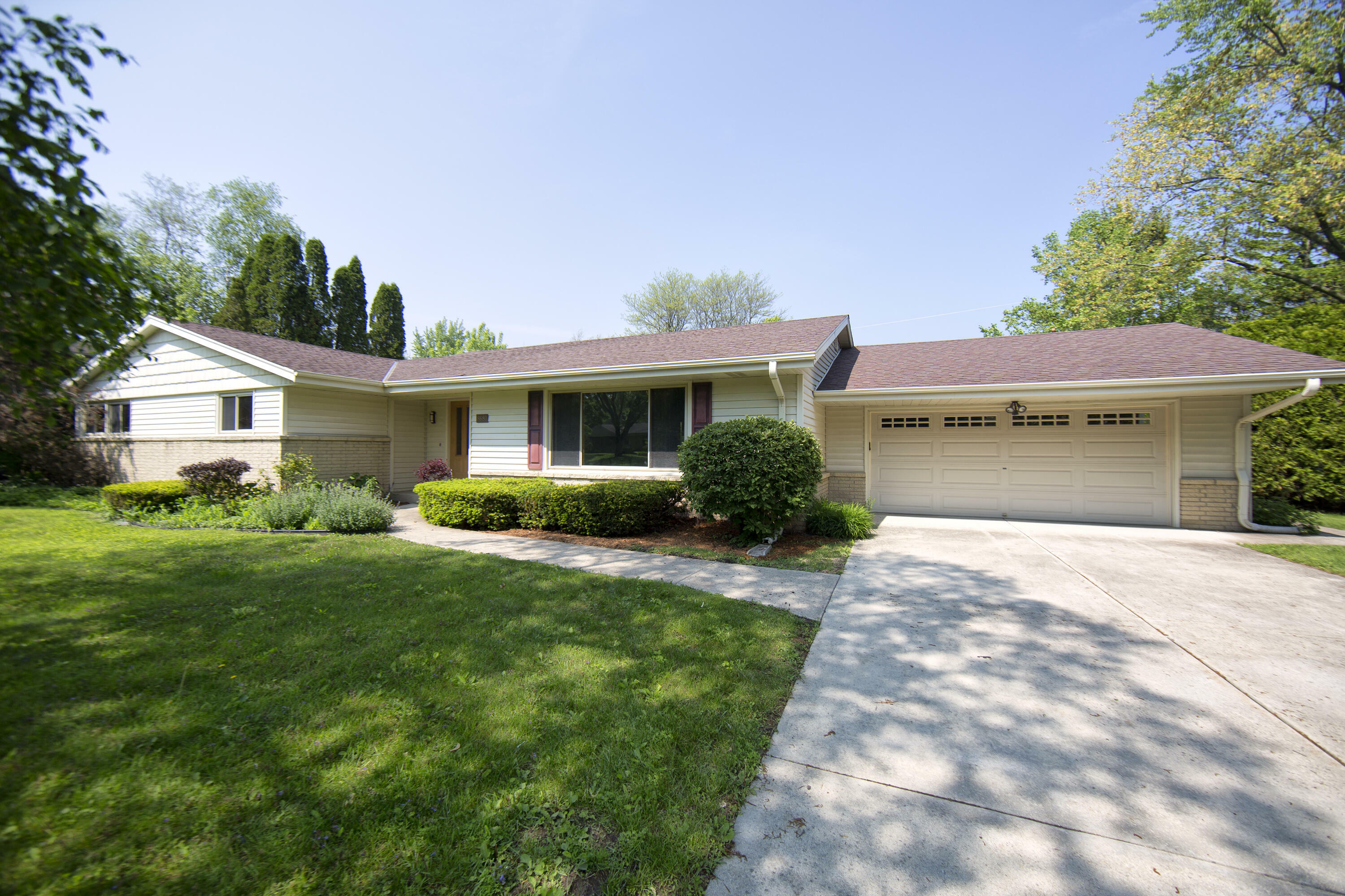 Property Photo: 8680 N Point Dr WI 53217