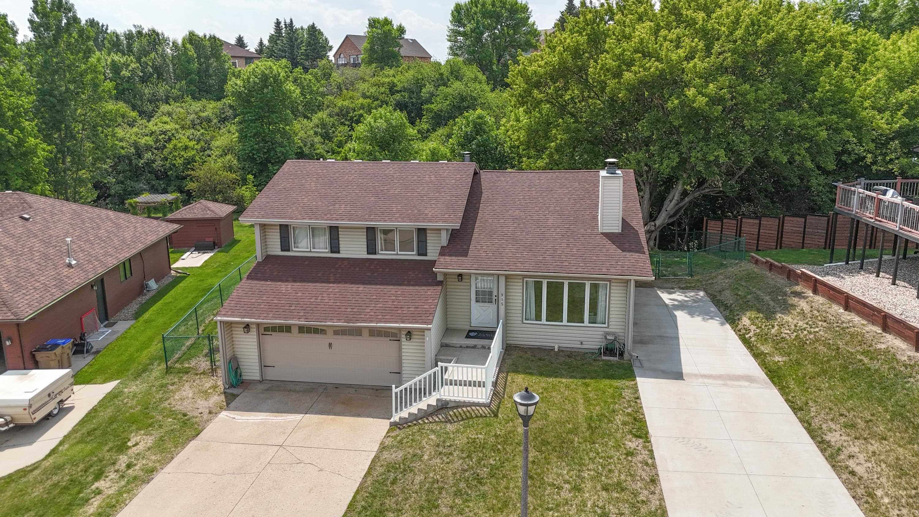 Property Photo: 915 26th St NW ND 58703