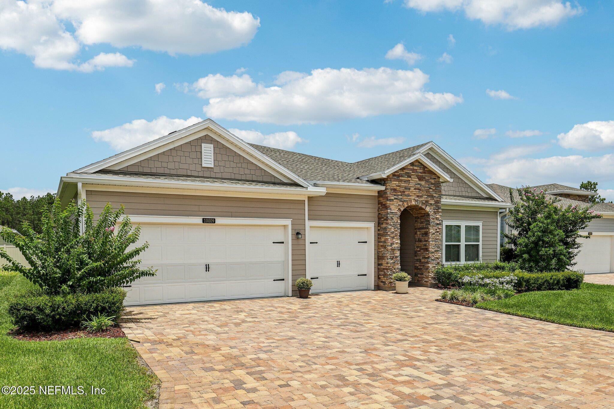 Property Photo: 10009 Stone Crk Way FL 32222