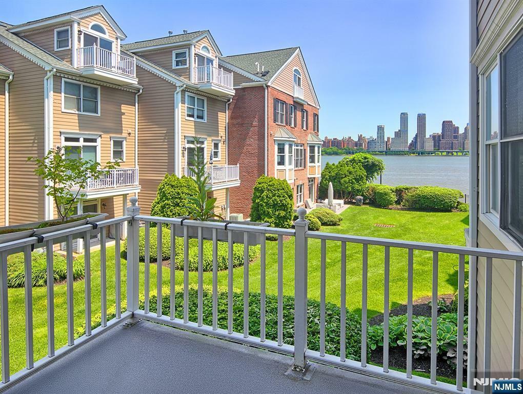 Property Photo:  423 Newburgh Court  NJ 07093 