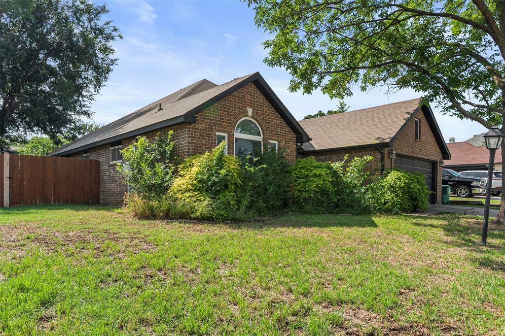 Property Photo: 2229 Brooklake Street W TX 76207