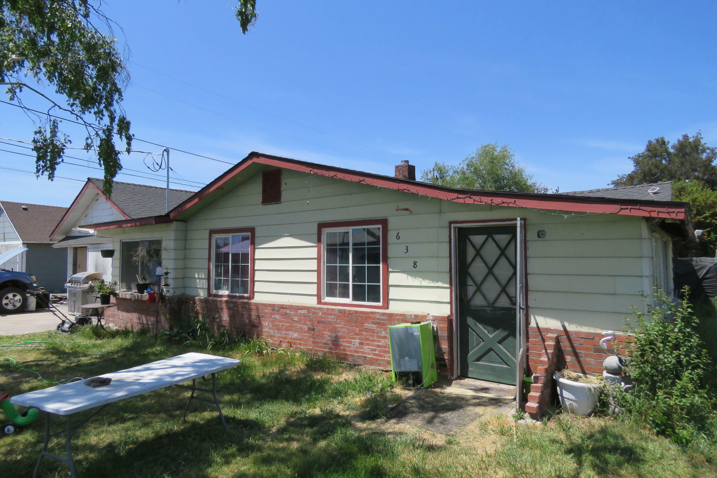 Property Photo: 638 E 1st Street OR 97633