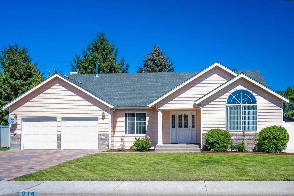 Property Photo: 214 SW Meadow Lakes Drive OR 97754
