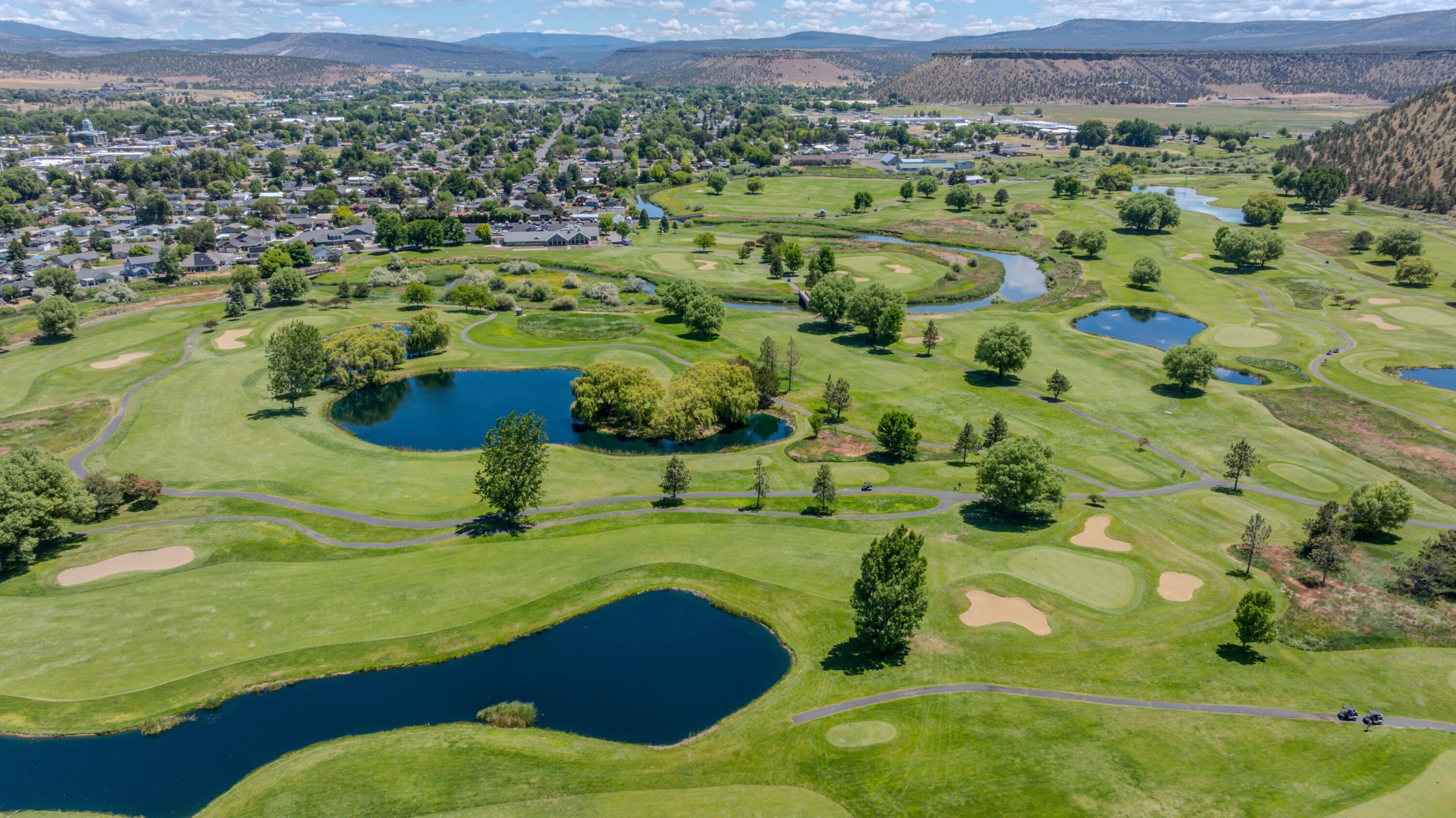 Property Photo:  214 SW Meadow Lakes Drive  OR 97754 
