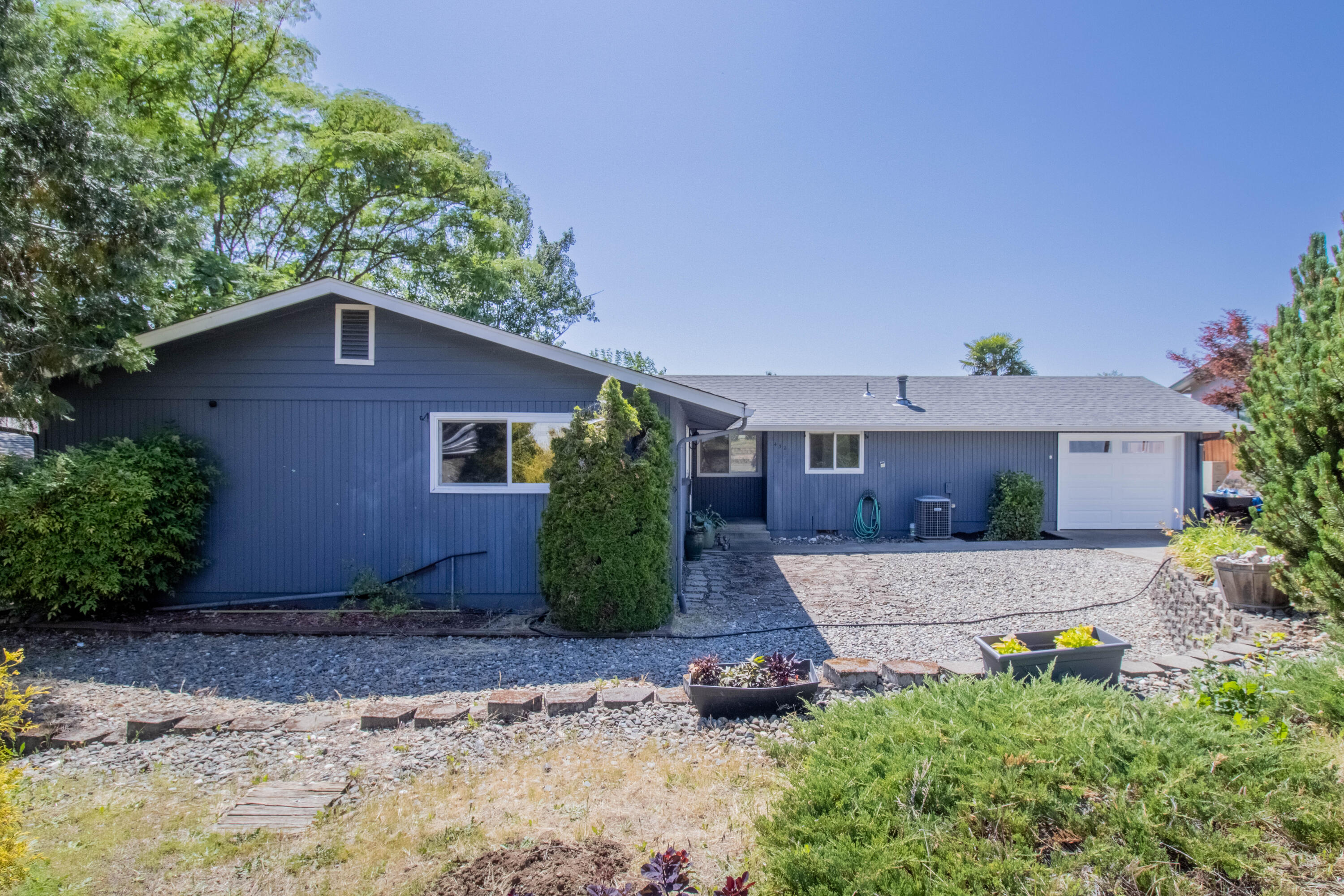 Property Photo: 432 NE Royal Drive OR 97526