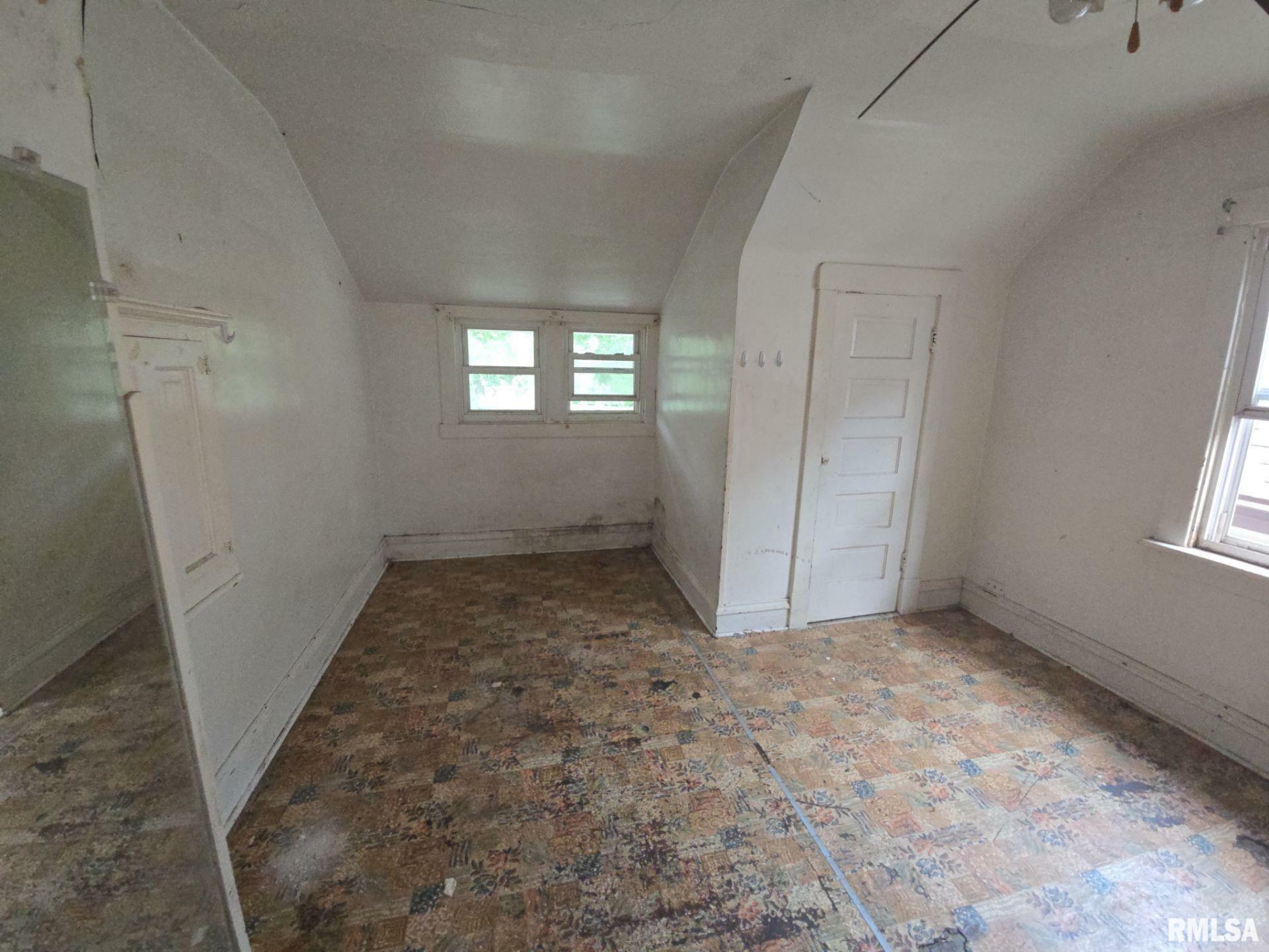 Property Photo: 800 S Greenlawn Avenue IL 61605