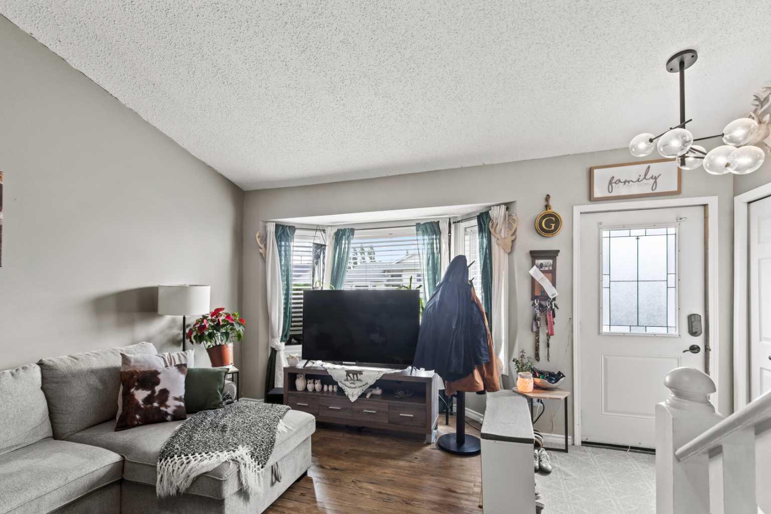 Property Photo:  9038 103 Avenue  AB T8X 1H3 