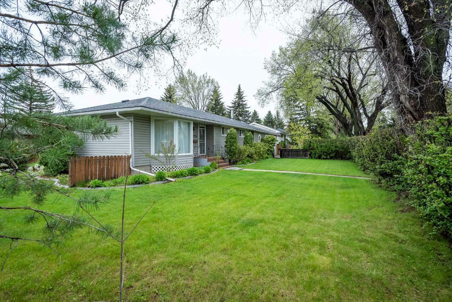 Property Photo:  2704 43 Street SW  AB T3E 3N5 