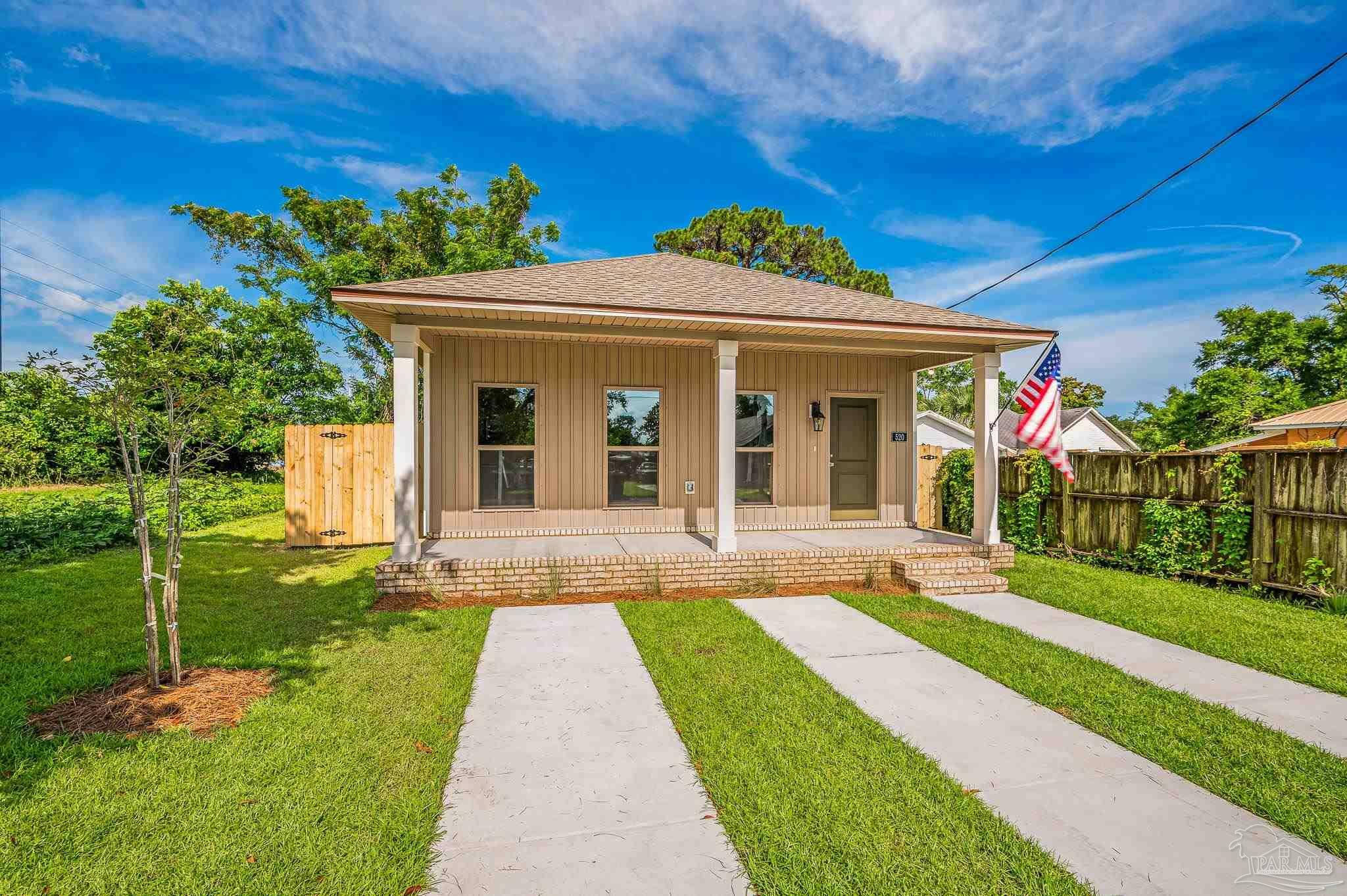 Property Photo: 520 K St FL 32501