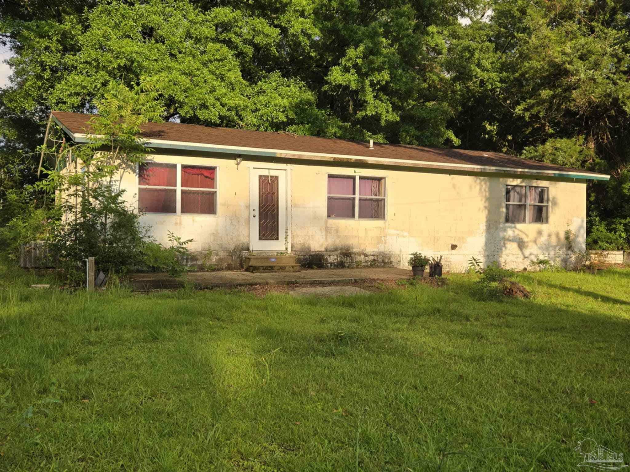 Property Photo: 35 N Cypress St FL 32568