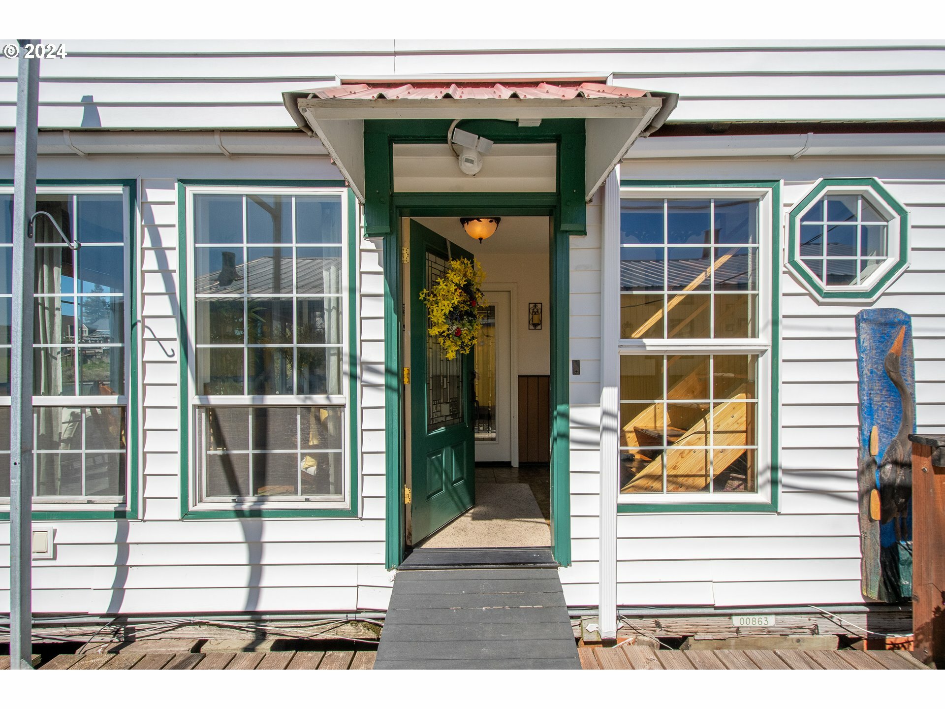 Property Photo: 584 N Tomahawk Island Dr OR 97217