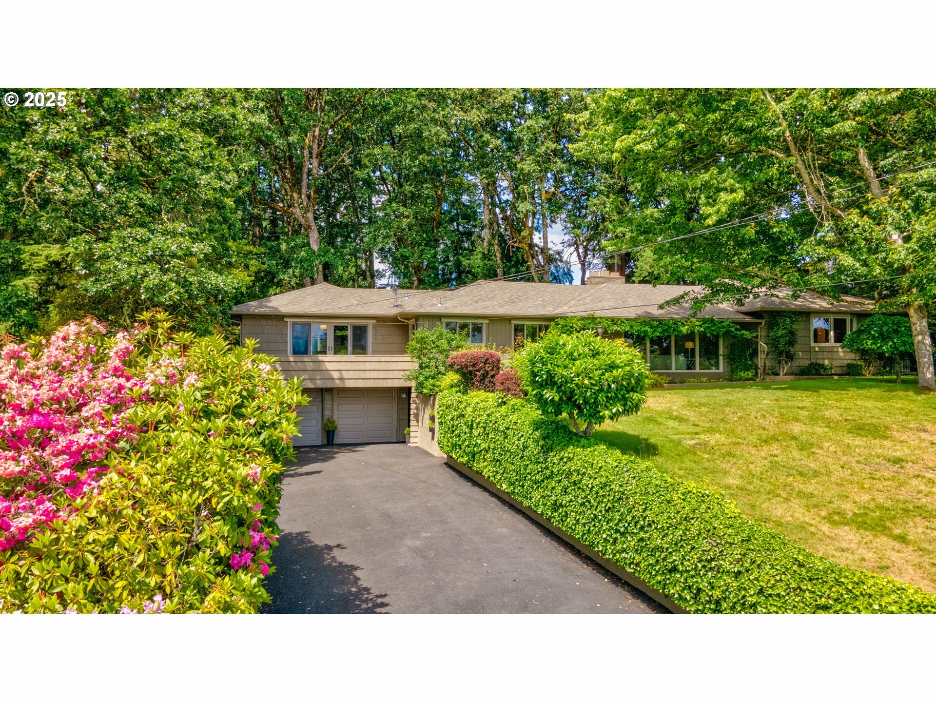 Property Photo: 825 Kingwood Dr NW OR 97304