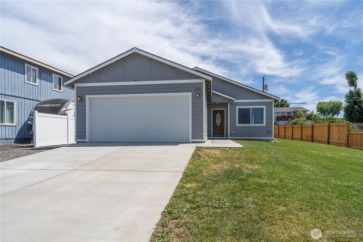 209 W 7th Avenue  Warden WA 98857 photo